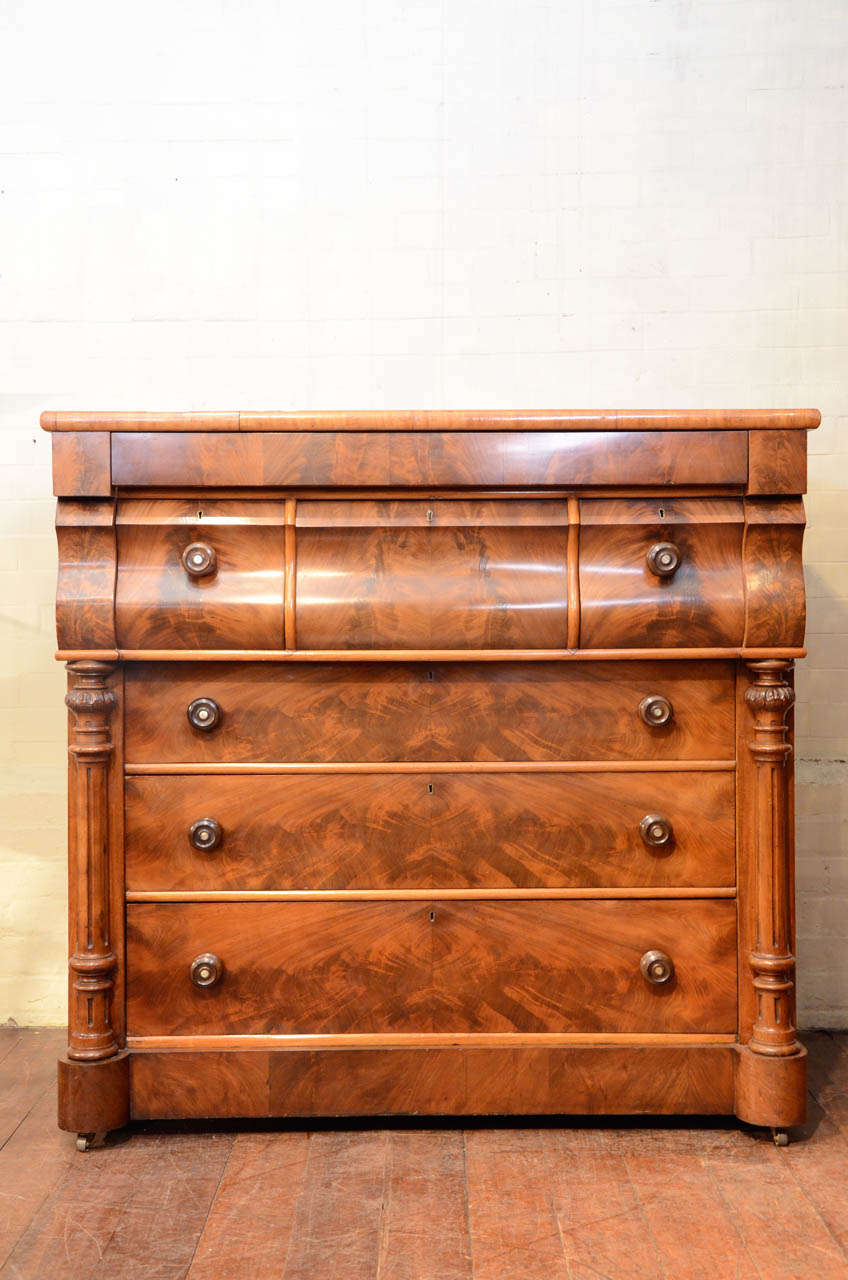 A wonderful William IV period mahogany chest of drawers of substantial proportions and fine quality. The top frieze drawer above three moulded and shaped drawers, over three further full length graduated drawers flanked by reeded and turned columns.