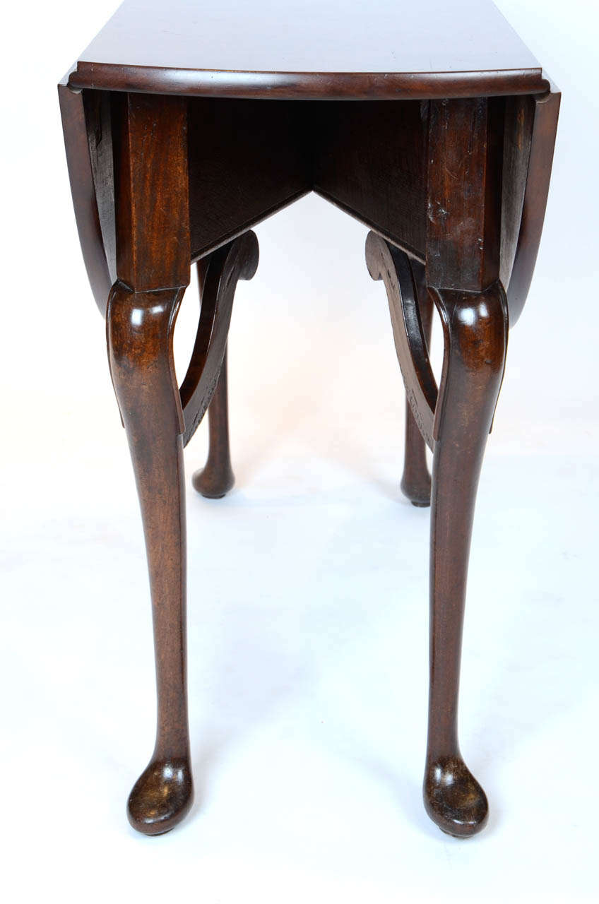 A Most Unusual Early 18th Century Drop Leaf Table In Excellent Condition In London, GB