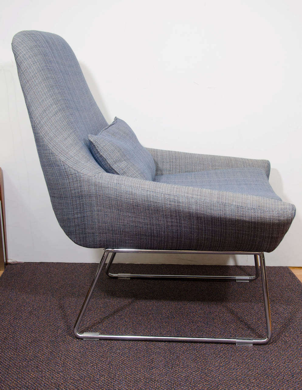 A Mid Century Lounge Chair With Blue Twill Fabric In Good Condition In New York, NY