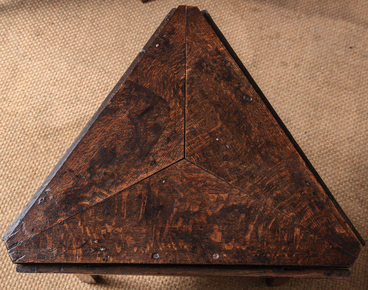 Rare Drop Leaf Cricket Table In Excellent Condition In Greenwich, CT