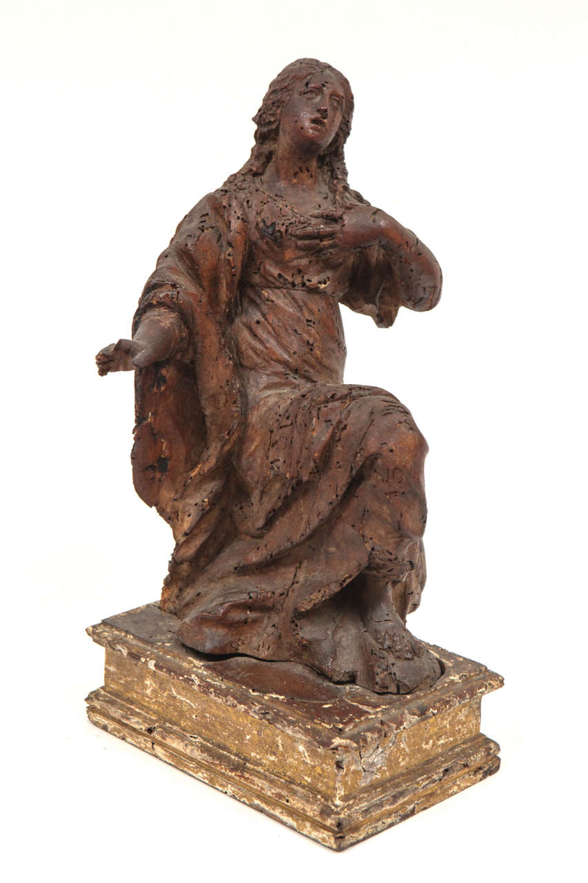 17e s. Figure féminine italienne en noyer sculpté sur une base d'origine en bois doré.  La sculpture est composée de 2 pièces.  La base mesure 2,5 pouces de hauteur et 8,5 pouces de longueur.