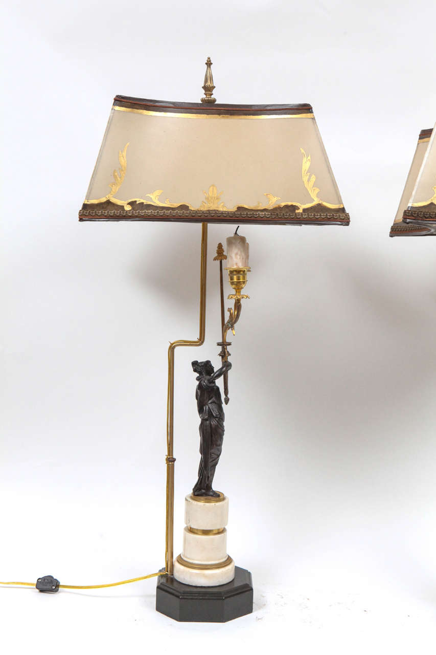 Coppia di lampade a candeliere in marmo e bronzo francesi del XIX secolo in vendita 2