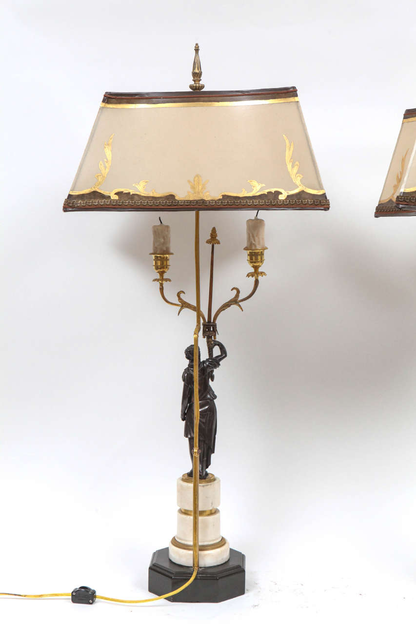 Coppia di lampade a candeliere in marmo e bronzo francesi del XIX secolo in vendita 4