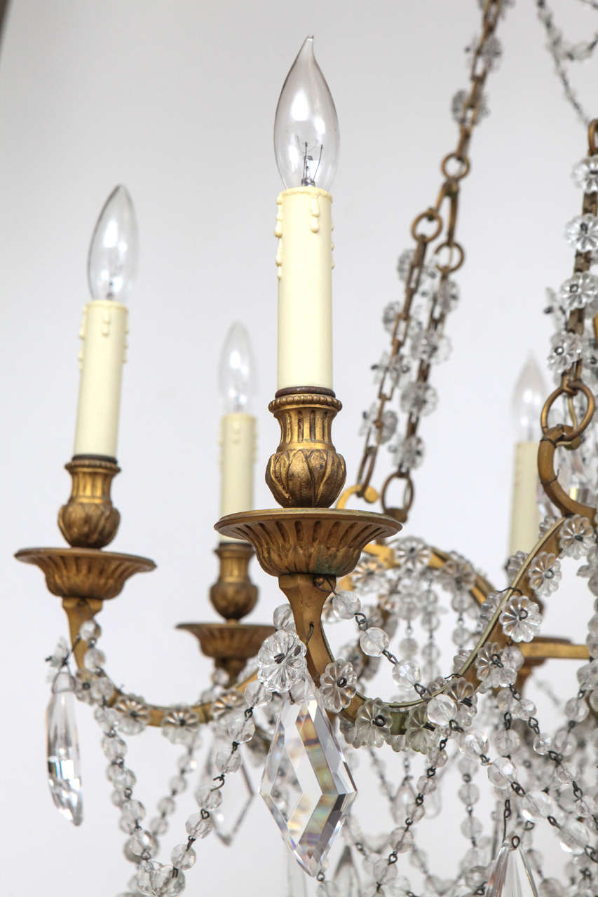 Französischer Doré-Kronleuchter aus Bronze und Kristall des 19. im Angebot 1