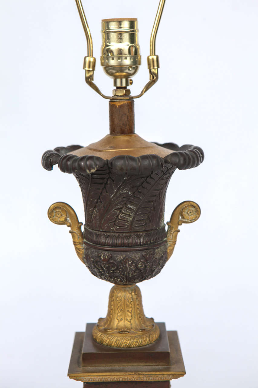 Coppia di lampade a urna in bronzo impero francese del XIX secolo in vendita 4