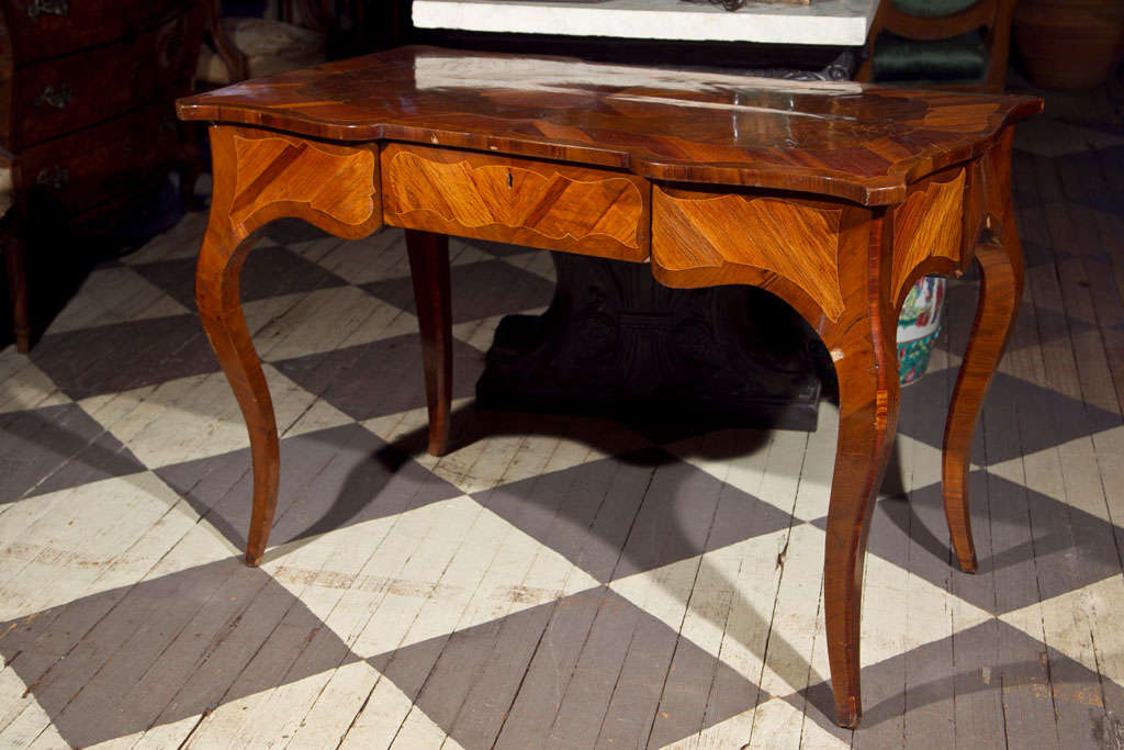 A SHAPED  TOP PARQUETRY WRITING TABLE, CABRIOLE LEGS, ONE DRAWER