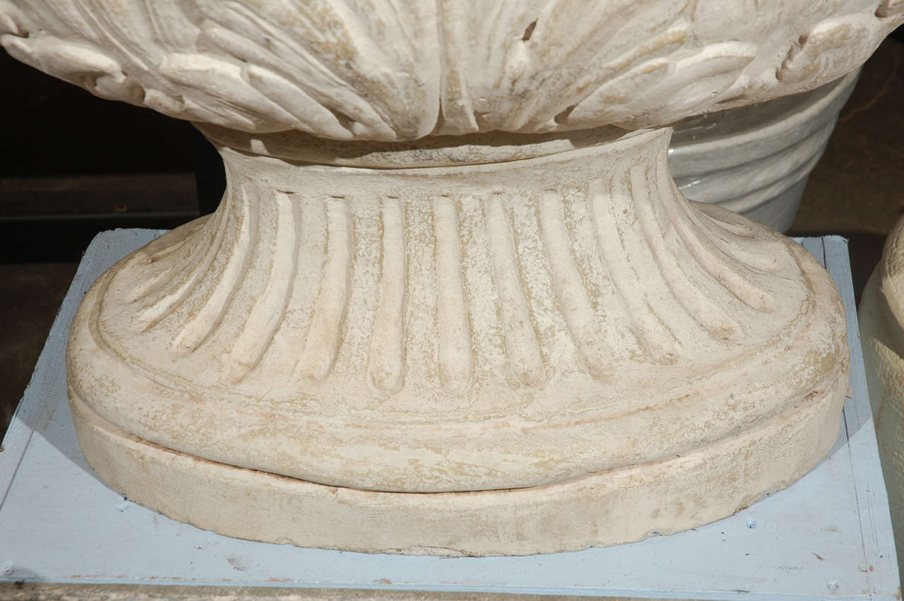 Oval Acanthus Urn In Good Condition For Sale In Culver City, CA