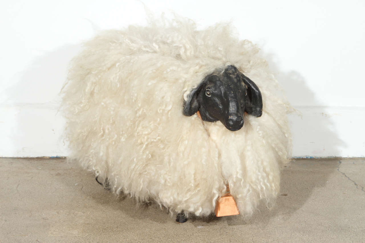 Sculpture de mouton du milieu du siècle d'après François-Xavier Lalanne.
Mouton moderniste en bois sculpté avec de la vraie peau de mouton, de la laine longue et un joli visage et pied en bois.