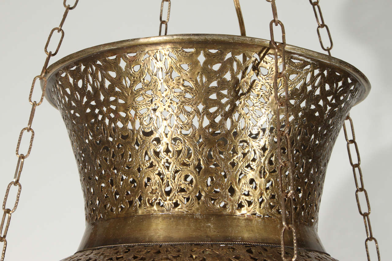 20ième siècle Grand lustre marocain en laiton de style Alberto Pinto en vente