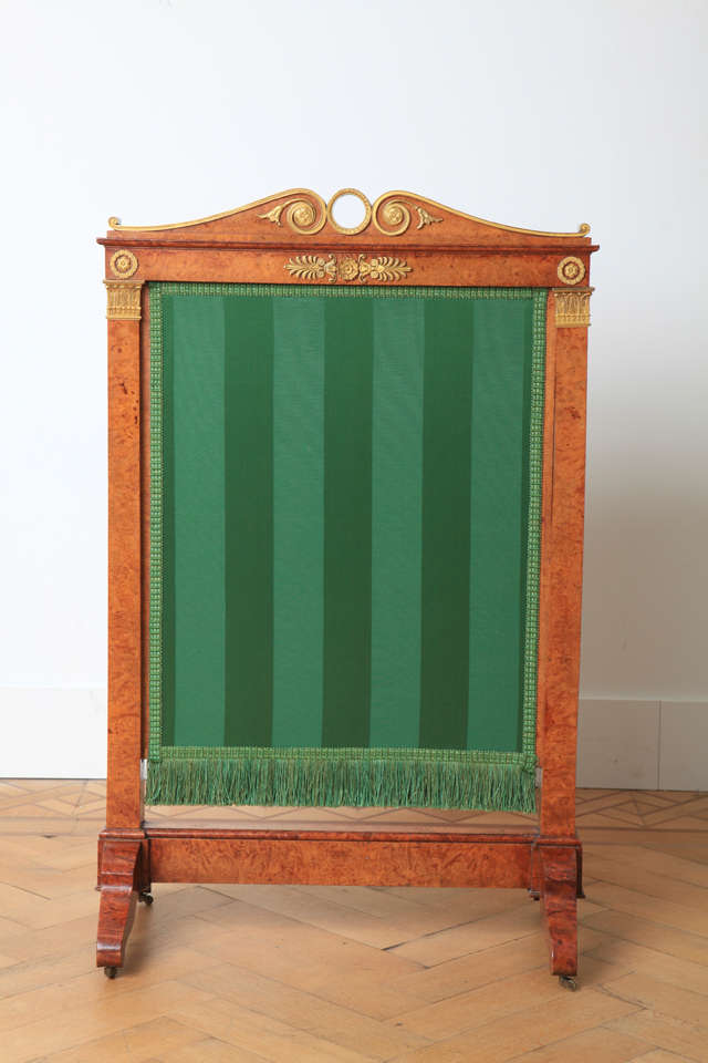French Fire screen in burl wood docorated with gilt bronze ornaments For Sale