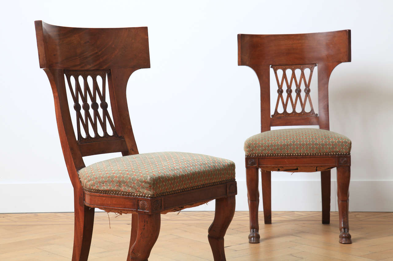 Pair of Directoire chairs with style elements of the Greek klismos chair For Sale 3