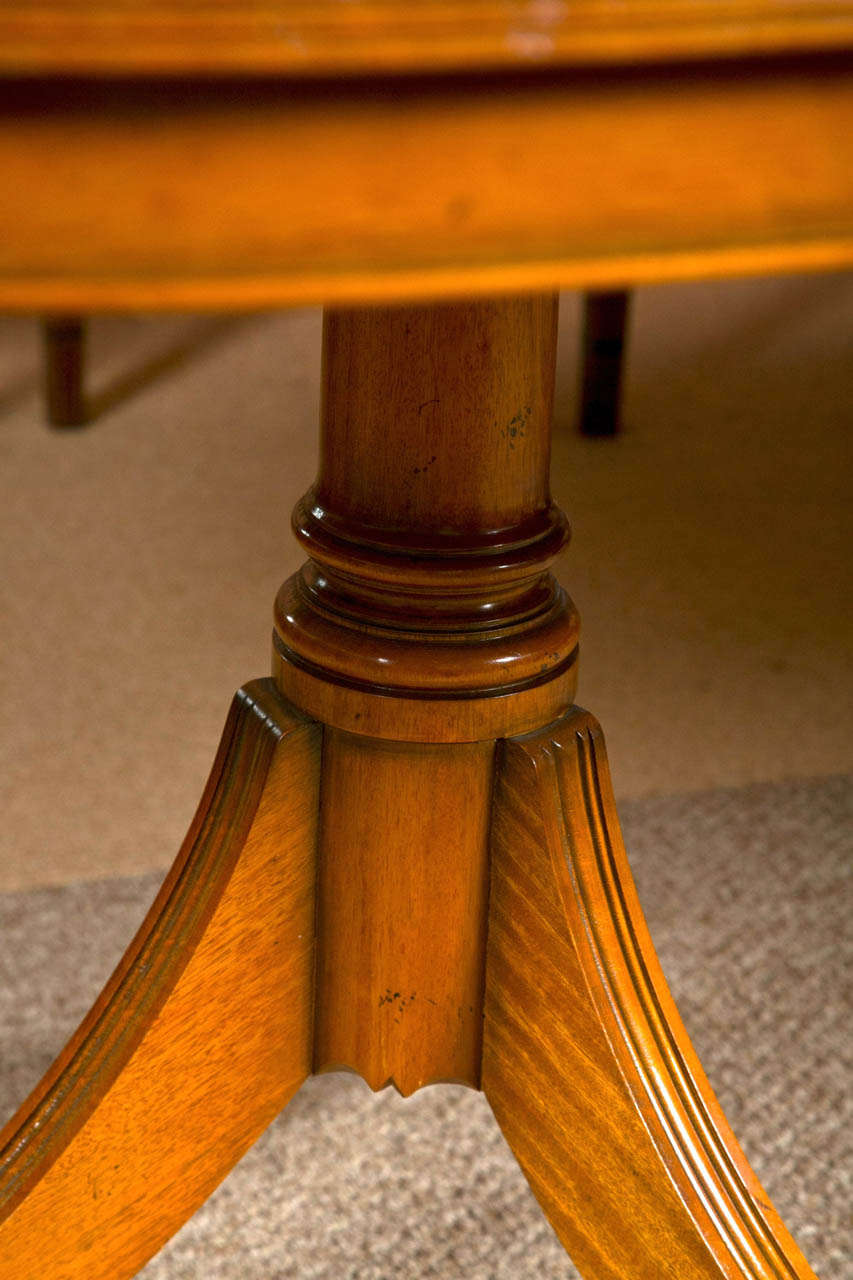 Charles Barr Dining Table with Two Leaves In Good Condition In Stamford, CT