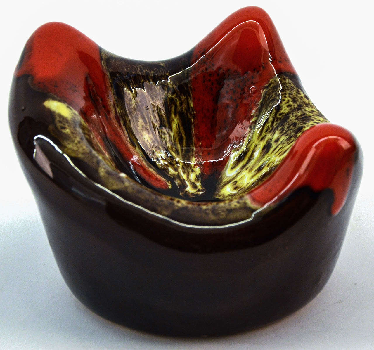 A fine example of colourful pottery ceramic ashtray from the French ceramic manufacturer Vallauris.
