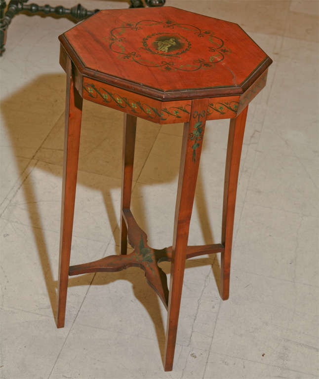 Octagonal side table in satinwood, painted in the manner of Angelica Kaufmann, English Edwardian period, Sheraton style.