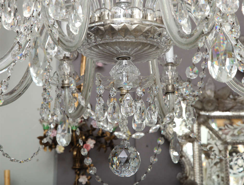 An Eight Light English George III Style Chandelier In Excellent Condition In New York, NY