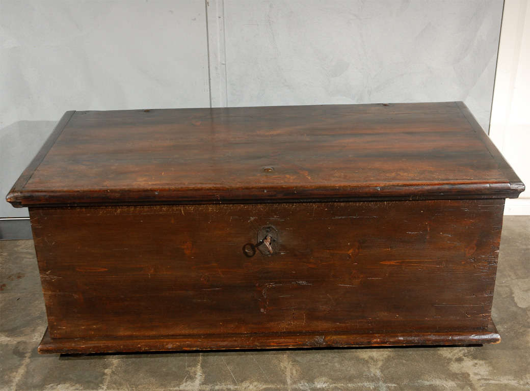 A nice antique English 19th century blanket chest in excellent condition. The chest has an interior 