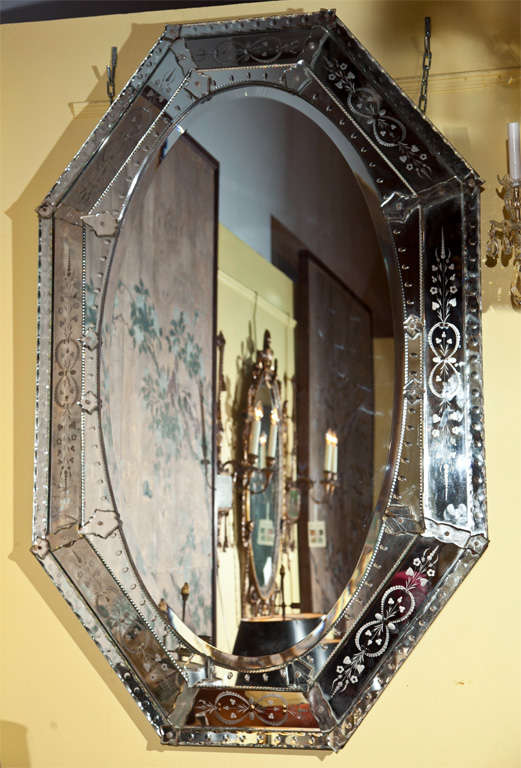 Magnifique miroir octogonal en verre gravé et taillé de style français, déco et vénitien.