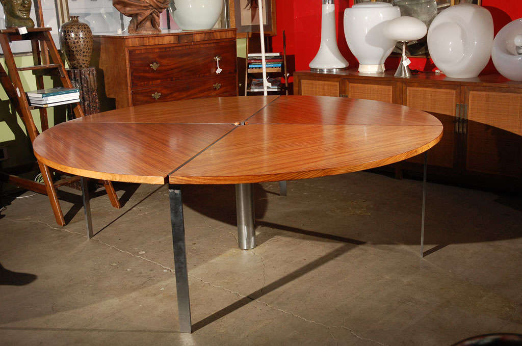 Table ronde avec plateau en 4 parties en noyer, avec pieds en métal.  Des années 1960.
