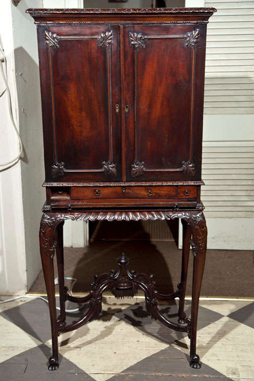 Chippendale-Schrank auf Ständer