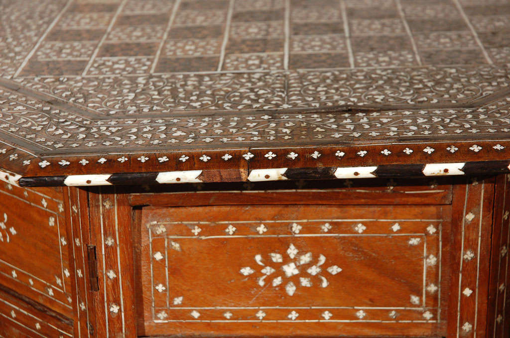Anglo-Indian Octagonal Table with Inlay Chess Board 3