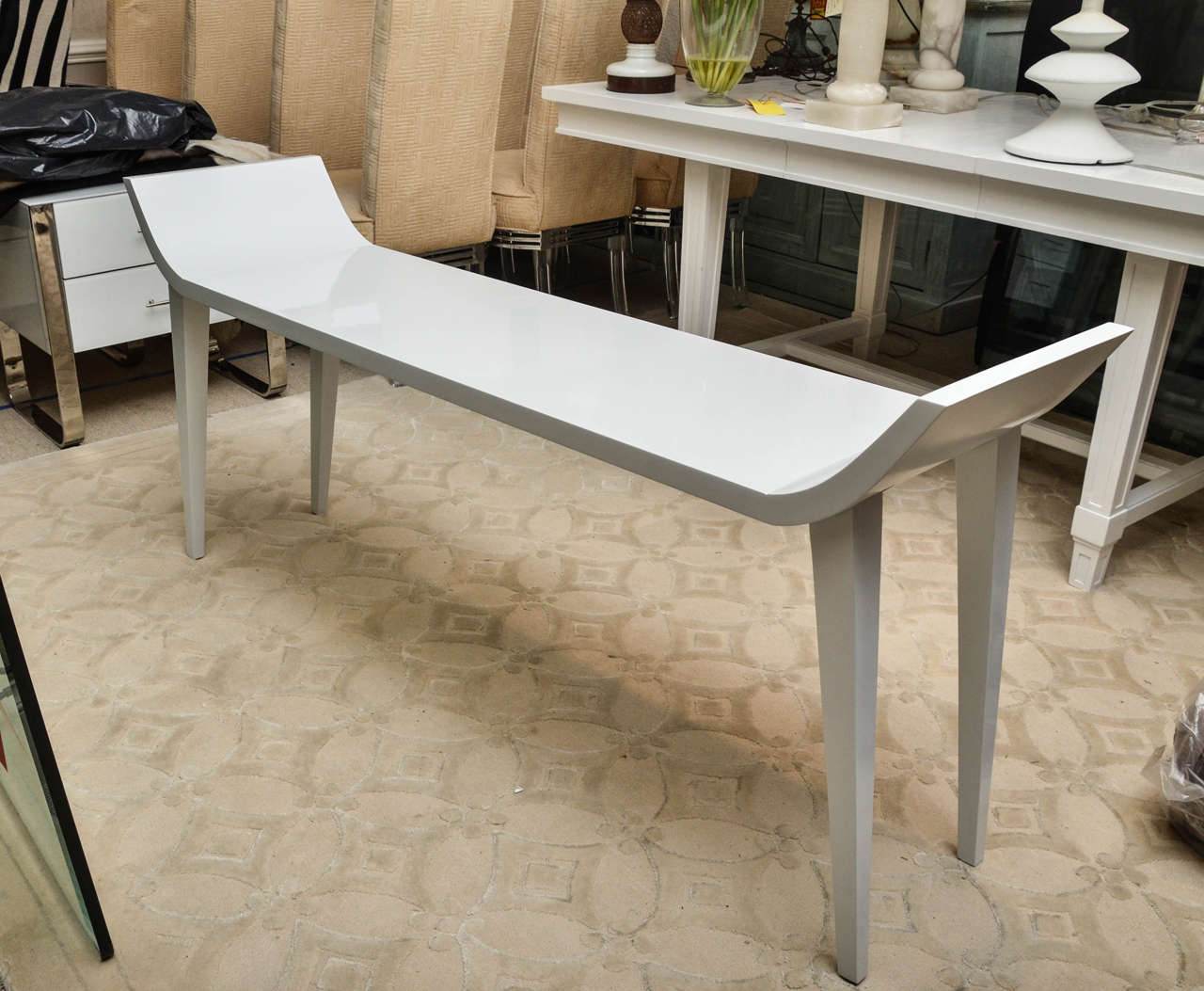 Attractive white lacquer bench