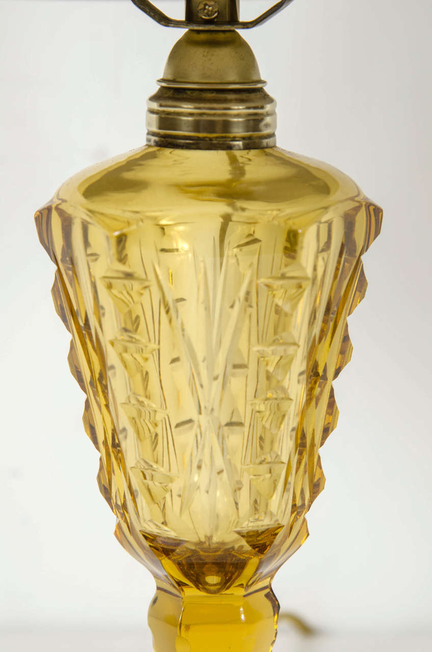 Mid-20th Century American Art Deco Amber Etched and Faceted Balustrade Form Table Lamp For Sale