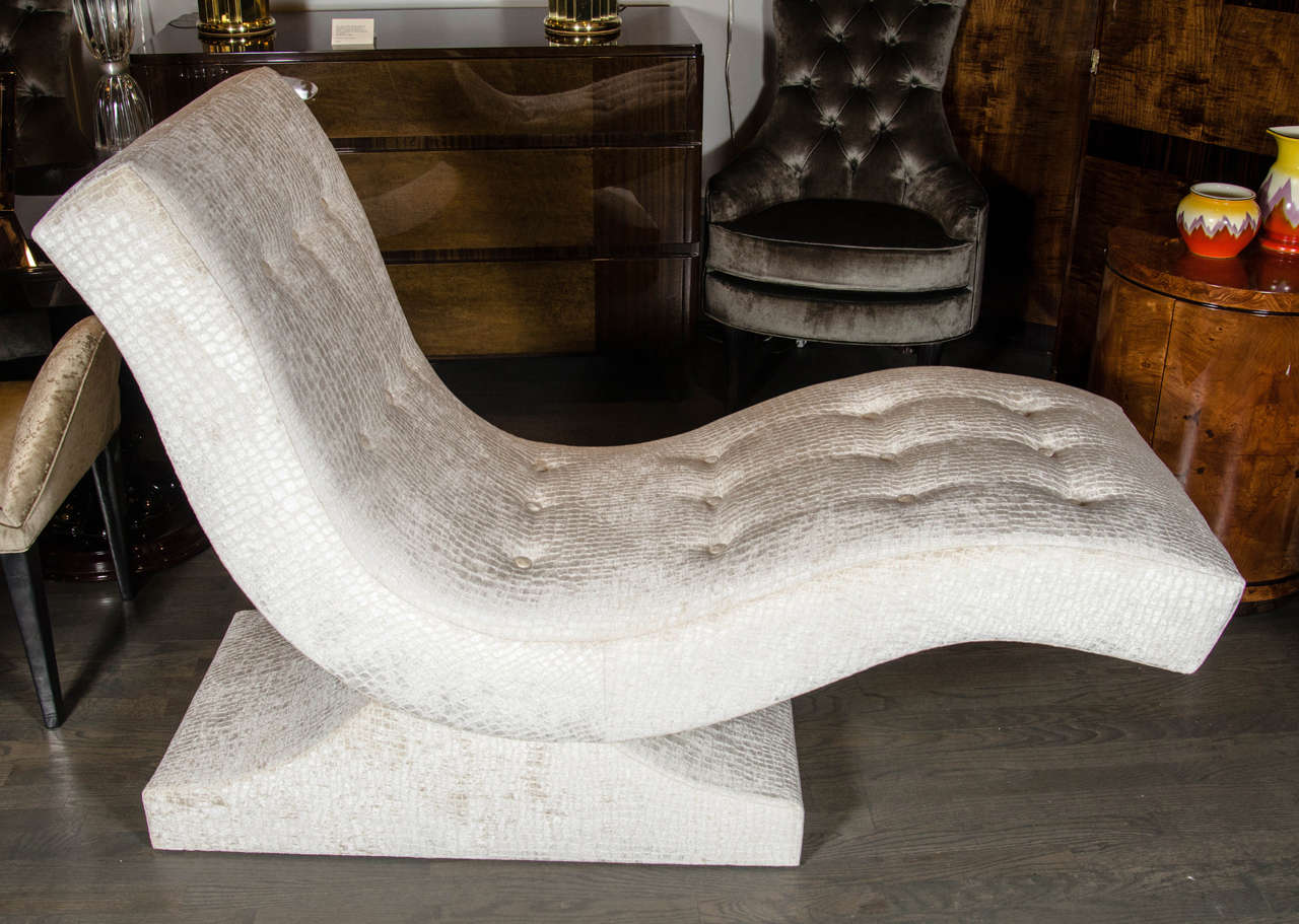 This Mid-Century Modernist chaise features a sculptural design, a large pedestal base supporting the elongated seat in a reclined position. It is fully upholstered in new oyster gauffraged crocodile velvet with button detail and restored to mint