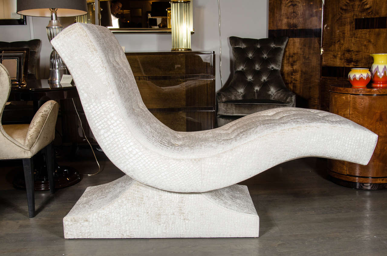 Mid-Century Modernist Sculptural Chaise in Gauffraged Croc Velvet Upholstery In Excellent Condition In New York, NY