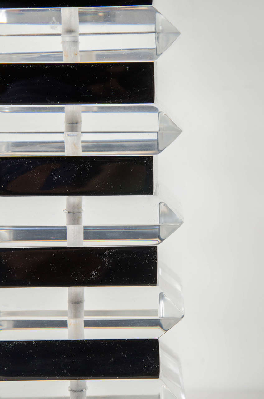 Pair of Mid-Century Stacked Black and Clear Lucite Table Lamps In Excellent Condition In New York, NY
