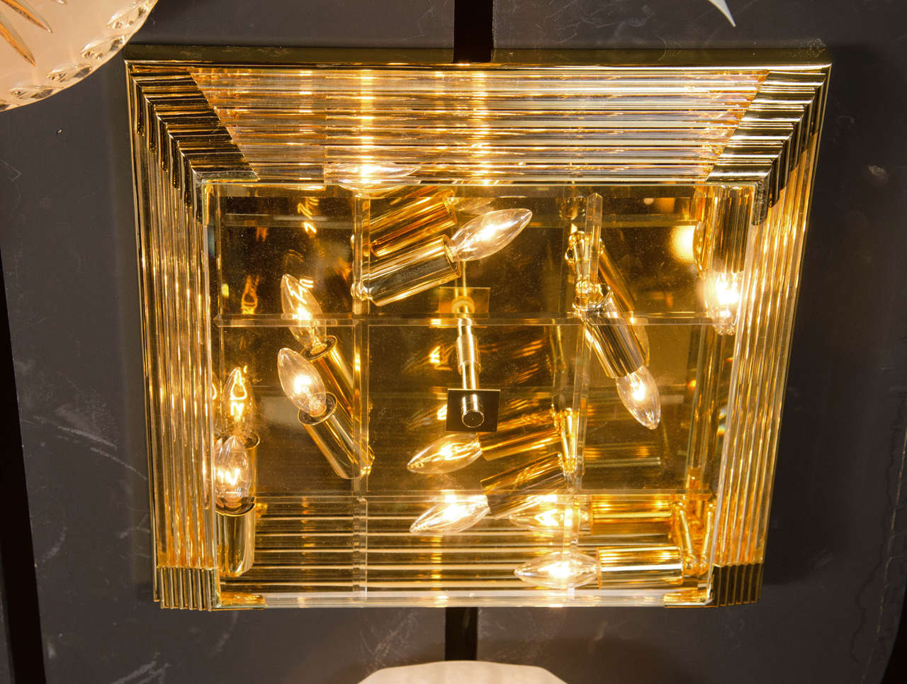 Lustre encastré à tige carrée en laiton et verre, de style moderniste du milieu du siècle dernier. Ce lustre encastré présente une forme carrée étagée, composée de tiges de verre horizontalement décalées et empilées de manière descendante jusqu'au