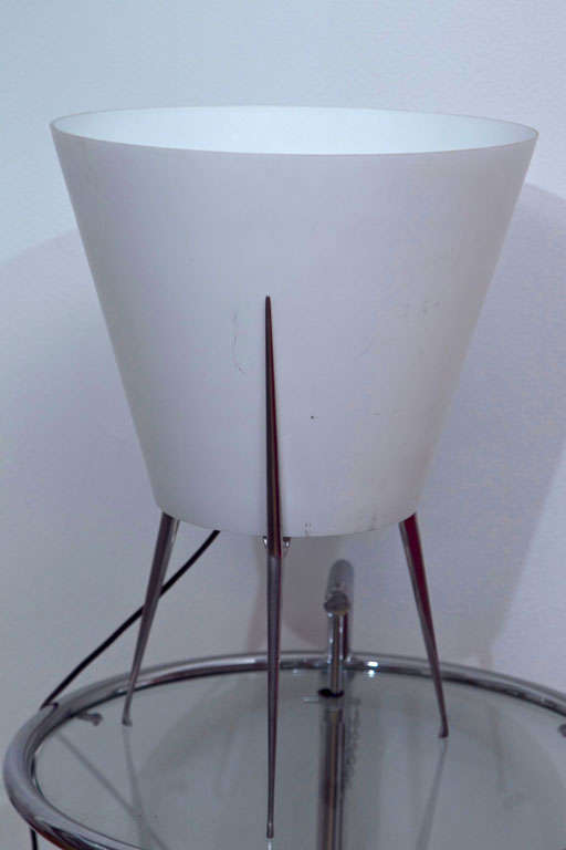 BASE RONDE TRIPODE À PÉDALE EN MÉTAL AVEC PLATEAU EN VERRE DE MURANO OPAQUE