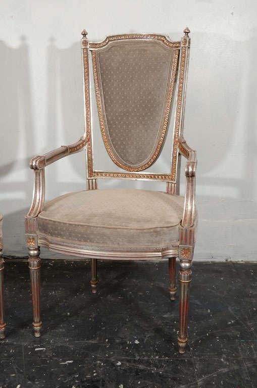 A Fine Neoclassical  Gilt wood Dining Chairs Set In Good Condition For Sale In New York, NY