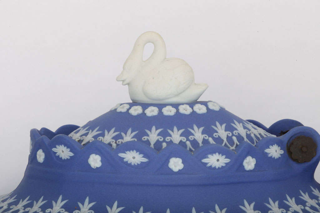 A Rare Unmarked Adams Jasper Teapot In Excellent Condition For Sale In New York, NY