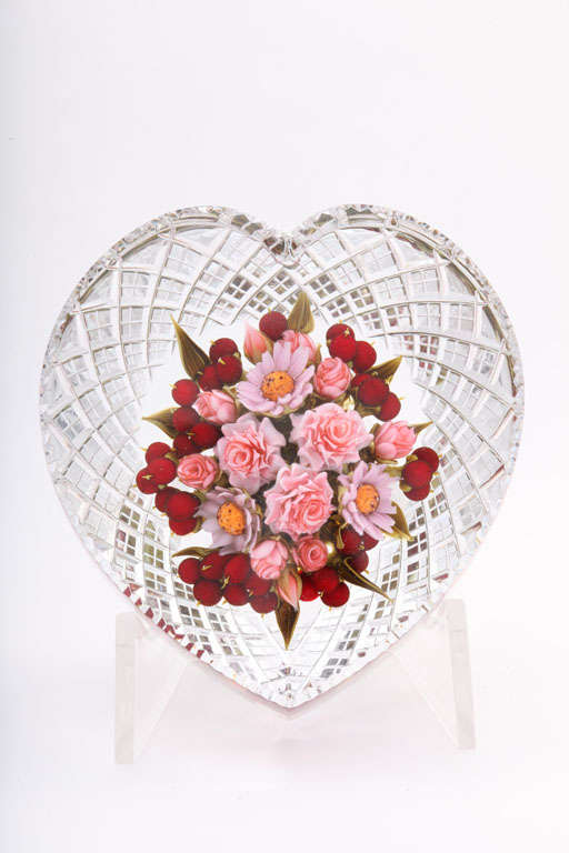 A fine David Graeber and Ed Poore heart shape paperweight plaque with pink roses, daisies and red berries