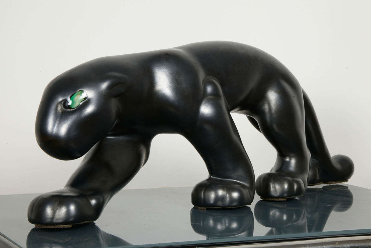 Schwarz polierte Keramikskulptur:: die einen schreitenden Panther darstellt:: um 1940. Entworfen von Primavera. Primavera war das Kreativ- und Designstudio des Kaufhauses Le Printemps in den 1920er bis 1940er Jahren. Primavera entwarf und