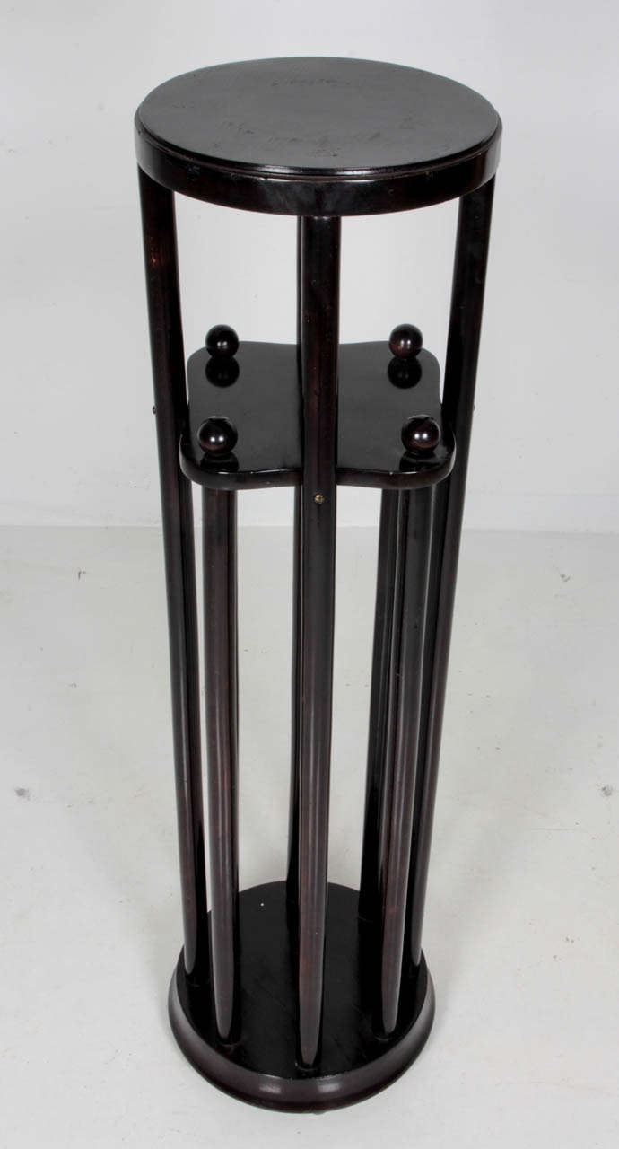 Marcel Kammerer (1878-1959)  Österreich
Gebrüder Thonet Wien

Sockel mit vierkugeliger Ablage, um 1905.

Ebonisierte Buche.

Markierungen:  Thonet (Originaletikett aus Papier).

Für weitere Informationen über Thonet siehe: Thonet Bentwood &