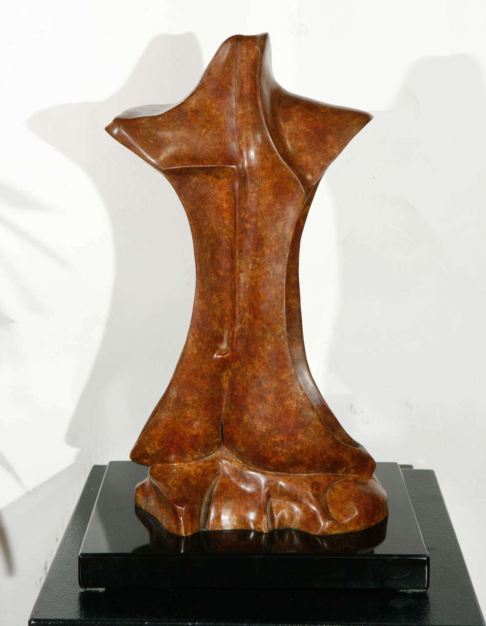 Une sculpture en bronze en édition limitée sur un socle en marbre noir, réalisée par le célèbre sculpteur Sy Rosenwasser. Signé et daté 2001. Le thème principal de Rosenwasser est la relation entre la structure de base et les formes de vie. Les