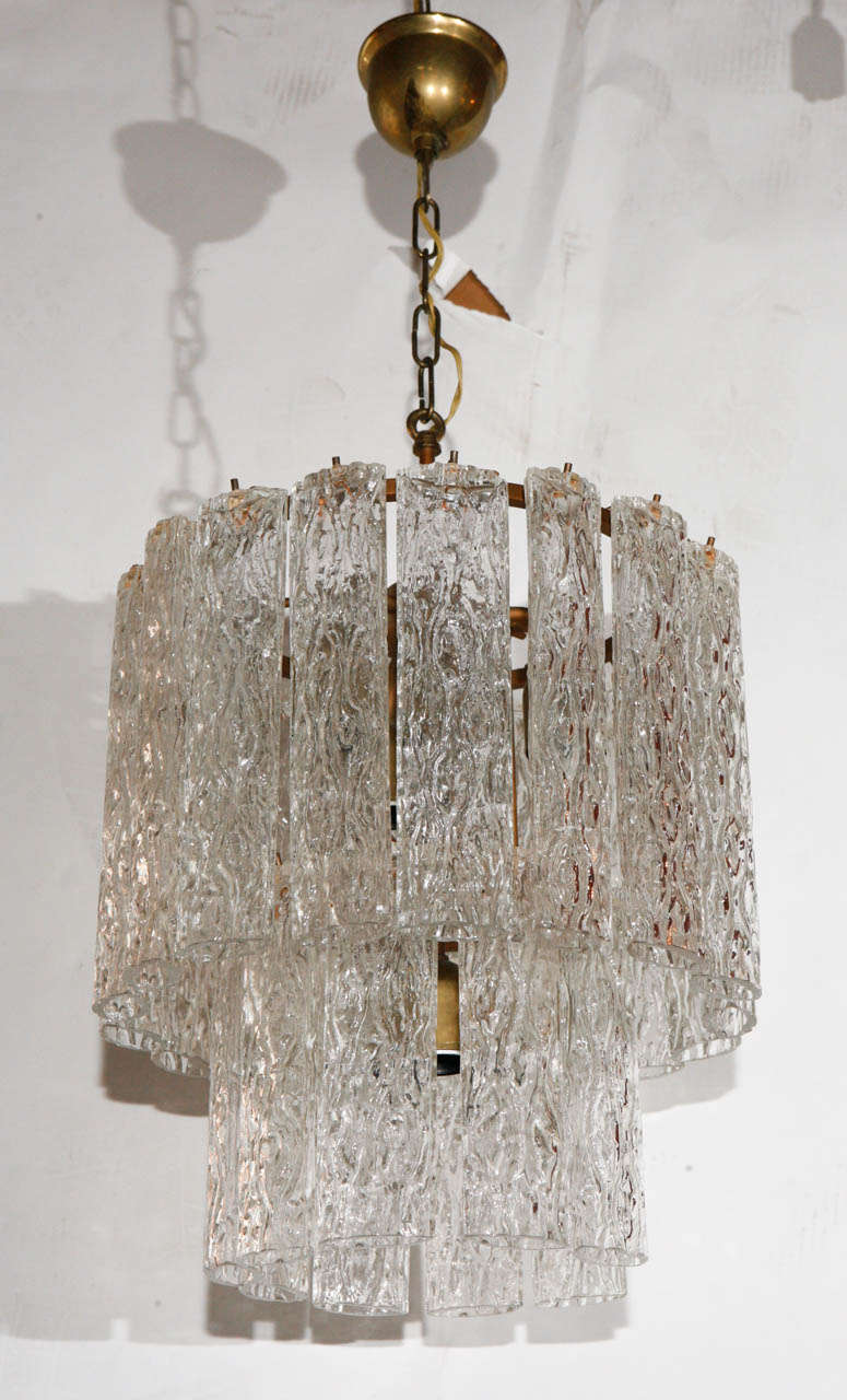 Un meraviglioso lampadario vintage di Murano. Composto da due livelli di tubi ovali 