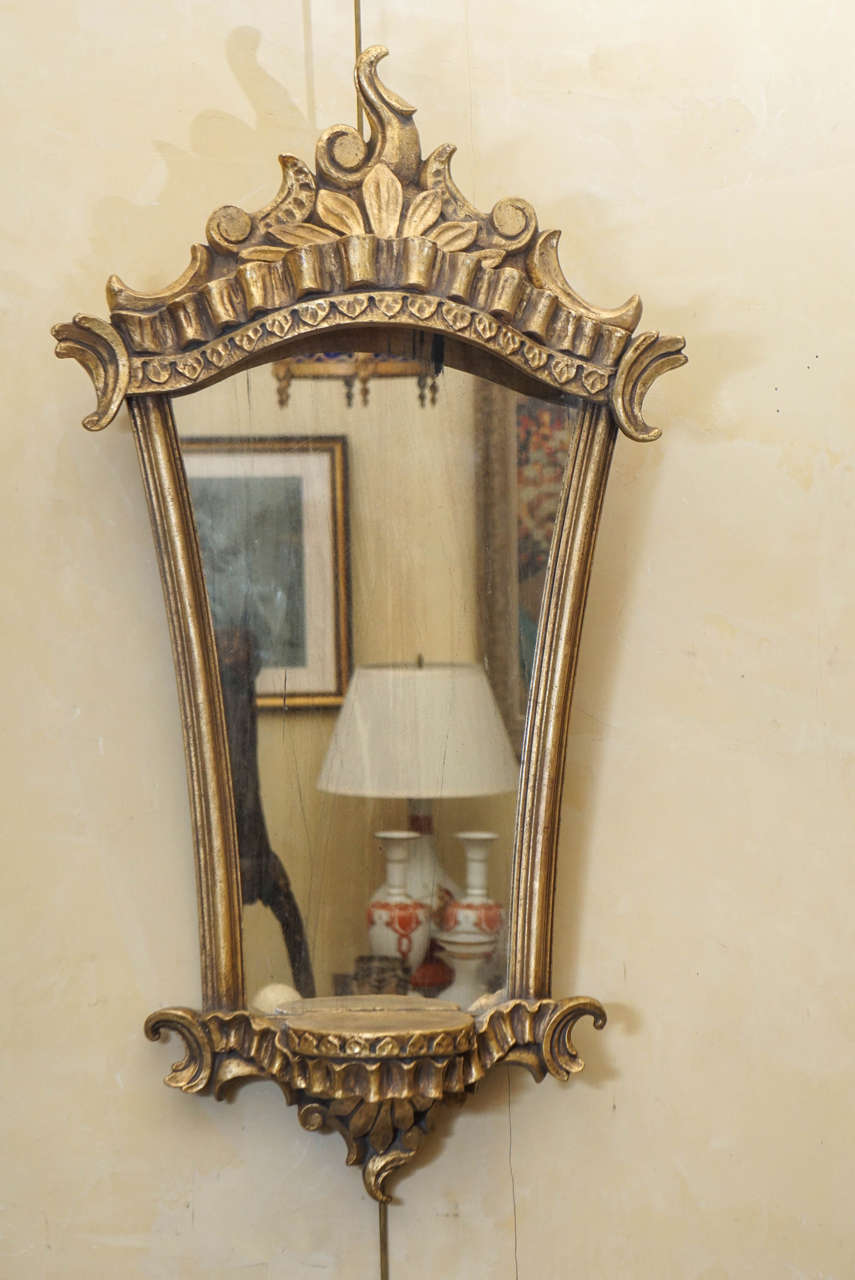 Dieses Paar von Klammern im barocken Stil getan sind italienische circa 1940 das Paar ist aus Holz und geformt Gesso mit dicken alten Spiegel zurück, dass Flecken und Crazing in der Silber haben gefertigt. Entworfen mit einer Vielzahl von
