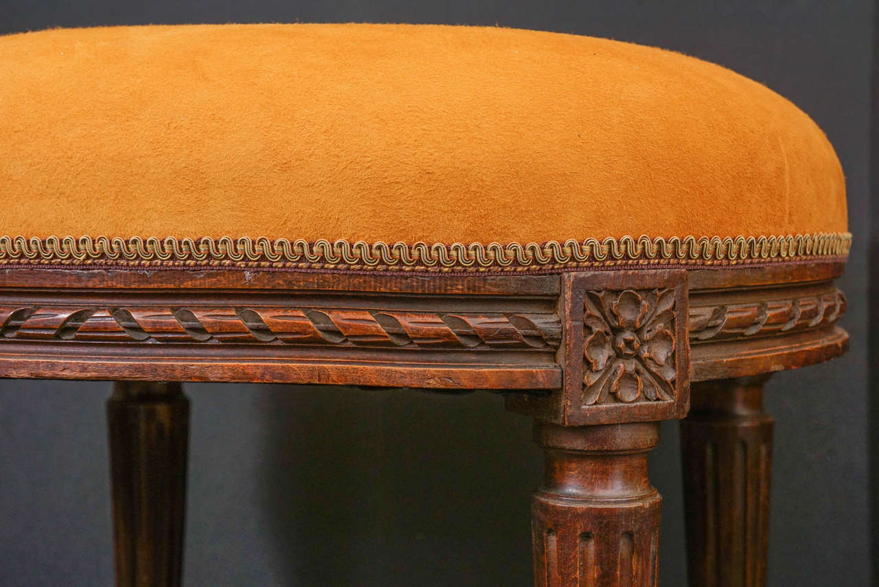 Fin du XIXe siècle Fin du 19ème siècle Tabouret Louis XVI en Oak sculpté en vente
