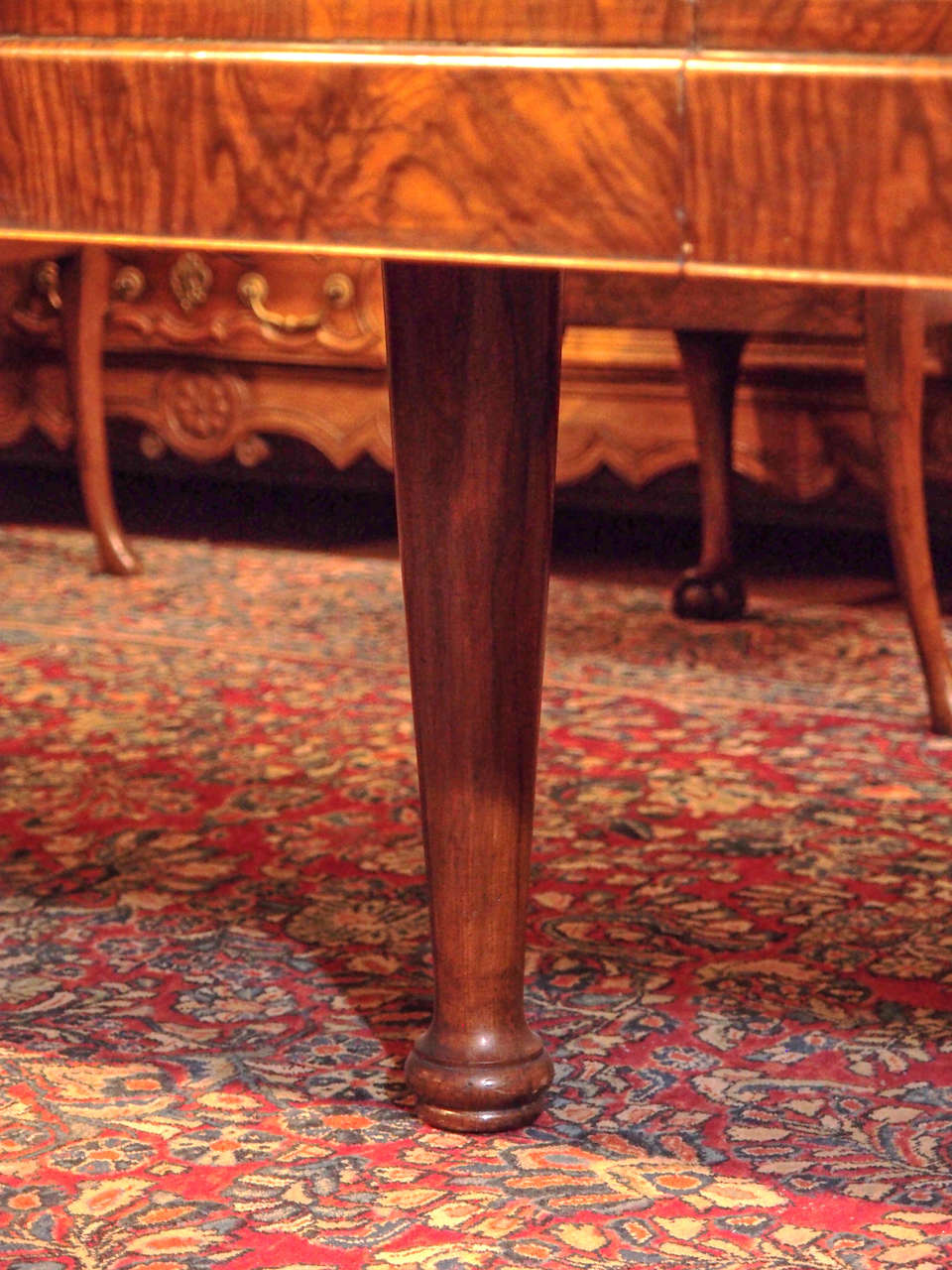 Queen Anne Antique English Walnut Fine Quality Dining Table, circa 1890-1900