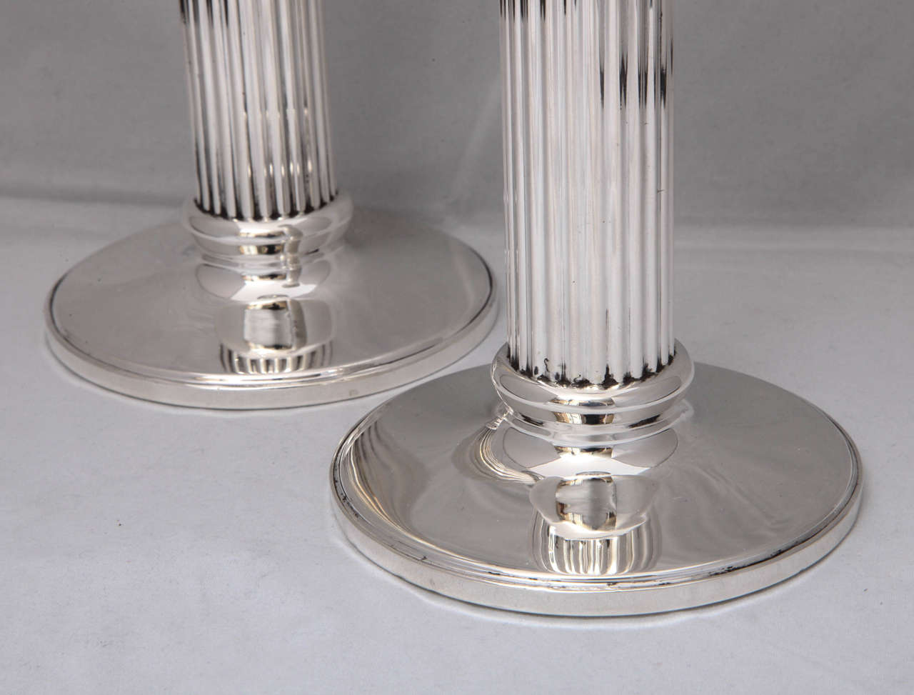 Pair of Edwardian Sterling Silver Column-Form Candlesticks In Excellent Condition In New York, NY