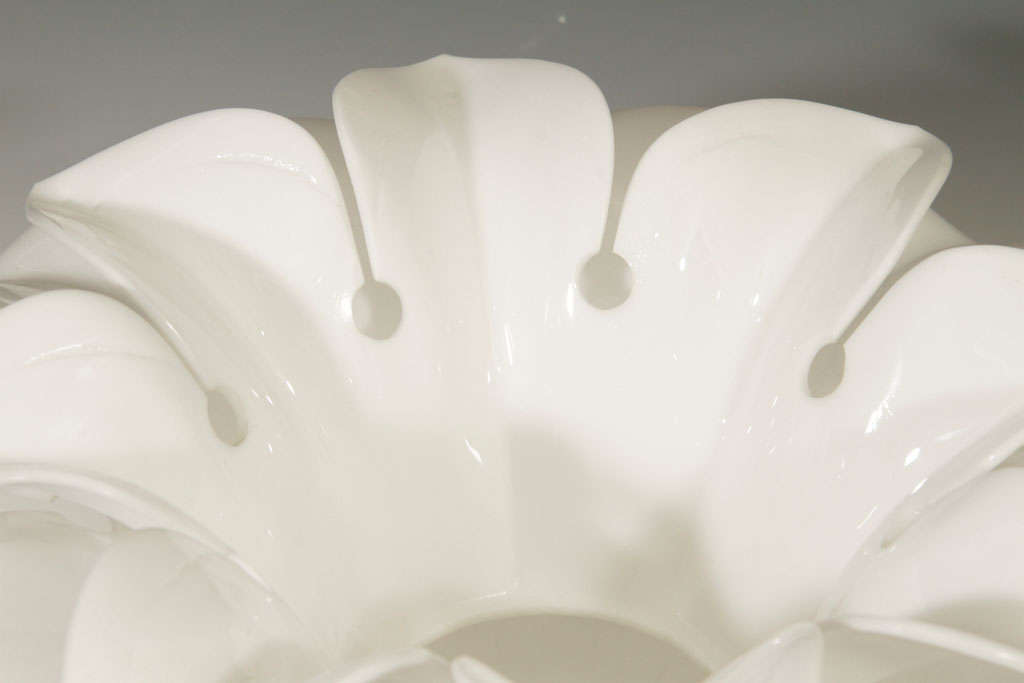 Mid Century Rougier White Lucite Flower Petal Table Lamp 1