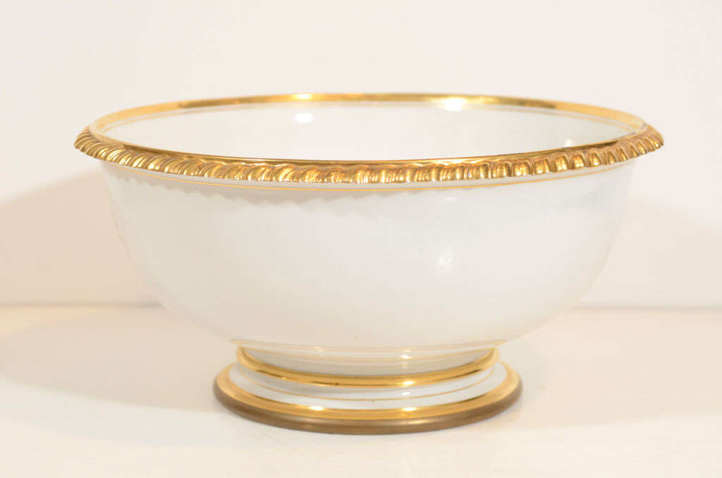 A Flight Barr Barr Worcester Porcelain Neoclassical Punch Bowl with Lion Crest In Excellent Condition In Katonah, NY
