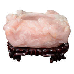 Bol en quartz rose chinois sur socle en bois de rose sculpté