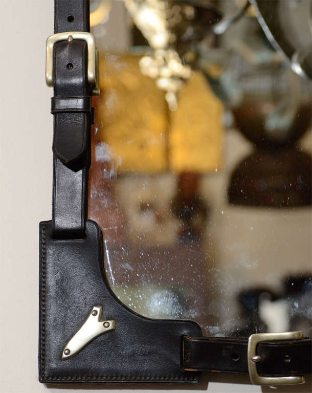 Français Miroir à cadre en cuir et étagère du milieu du siècle dernier à la manière d'Adnet en vente