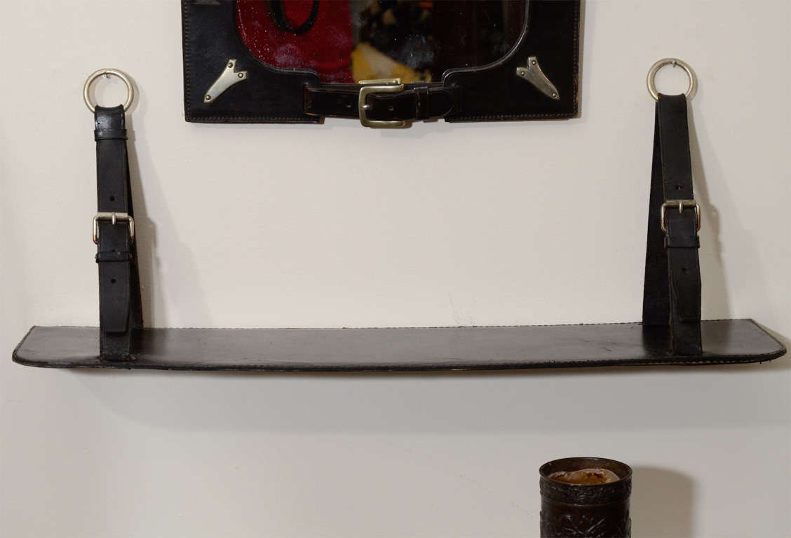 Cuir Miroir à cadre en cuir et étagère du milieu du siècle dernier à la manière d'Adnet en vente
