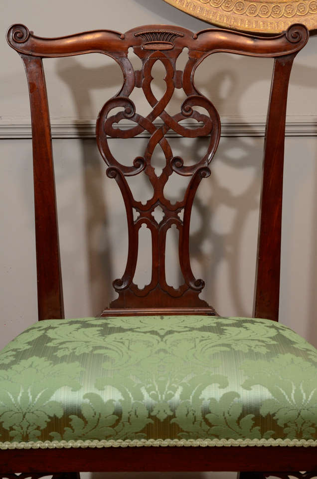 Paar irische, georgianische Beistellstühle aus geschnitztem Mahagoni aus dem 18. Jahrhundert (Irisch) im Angebot