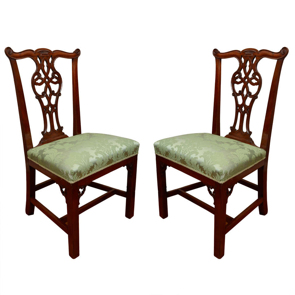 Paar irische, georgianische Beistellstühle aus geschnitztem Mahagoni aus dem 18. Jahrhundert im Angebot