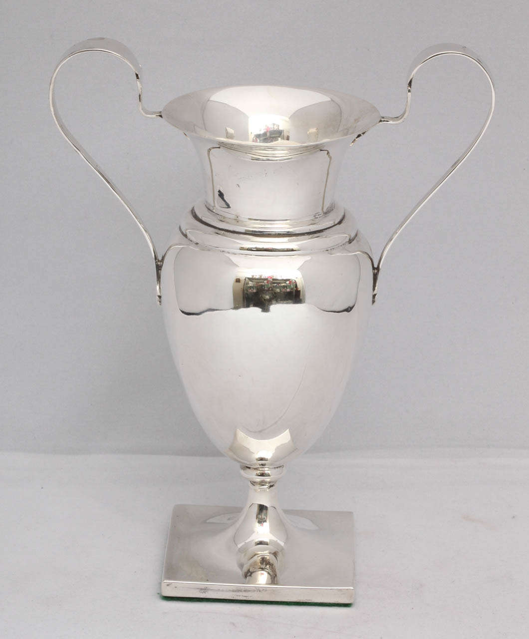 Edwardian, Sterling Silber, zwei Henkel Trophäe/Vase, London, 1905, Carl Wagner - Hersteller. @8 1/2